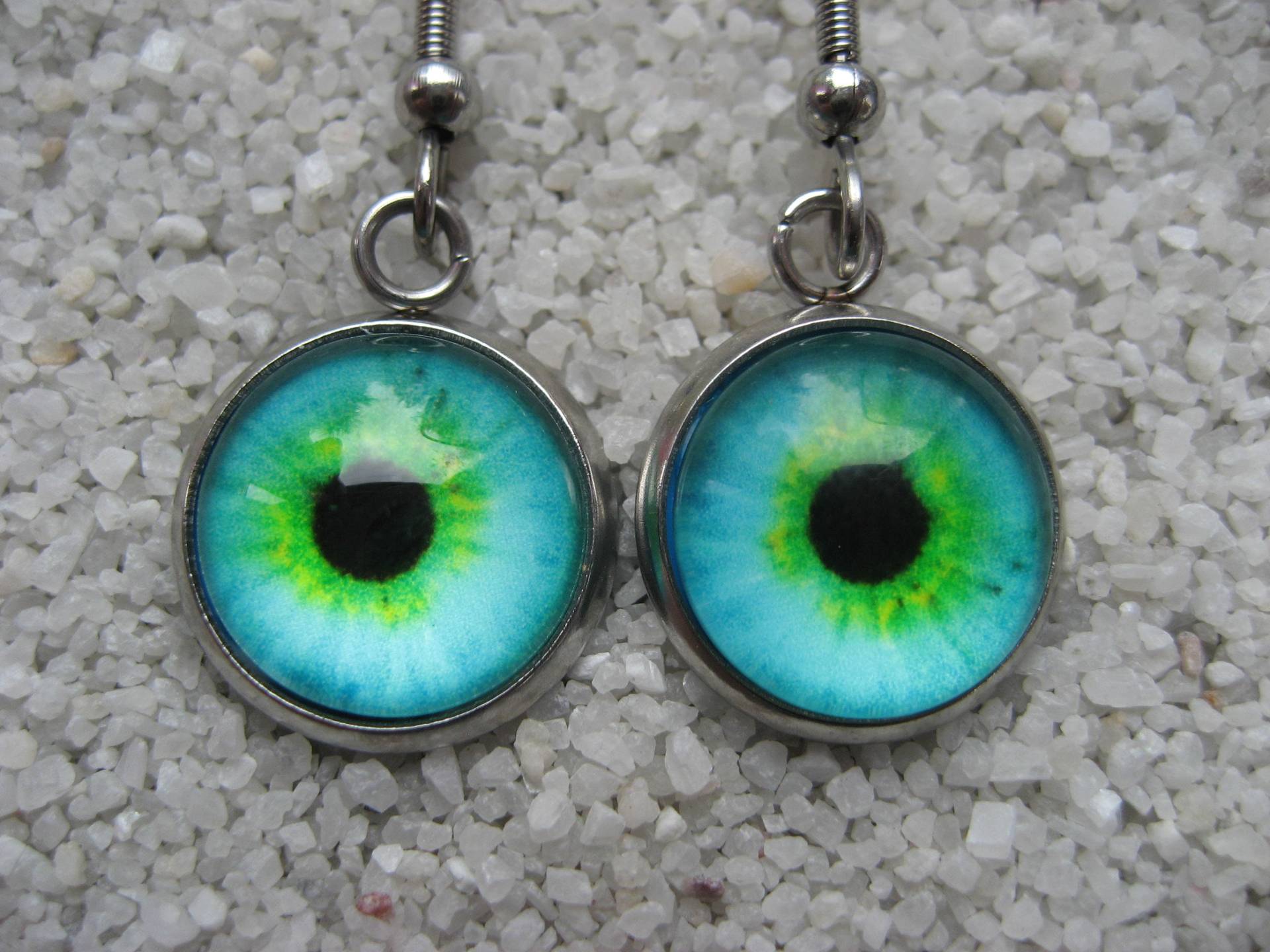 Kleine Unisex-Ohrringe Mit Katzenaugenmotiv, Eingefasst in Harz, Durchmesser 12 Mm, Einzigartige Kreationen von LesBijouxDesZotonis