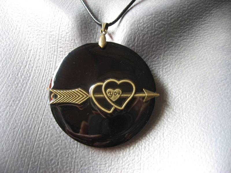 Sehr Großer Runder Unisex-Anhänger An Einer Schwarzen Halskette. Bronzefarbenes Pfeilherz Auf Schwarzem Hintergrund Aus Harz, Durchmesser 50 Mm von LesBijouxDesZotonis