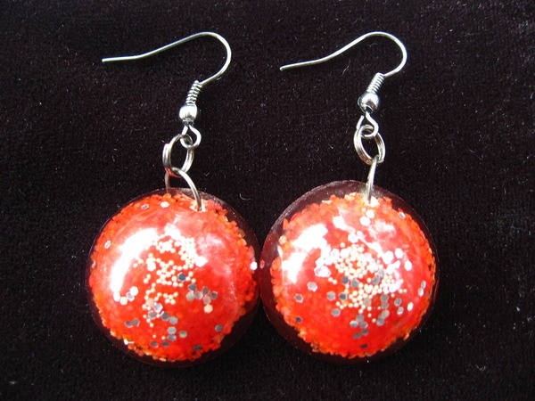 Unisex-Cabochon-Ohrringe Mit Silbernem Glitzer Auf Rotem Harzhintergrund Schläferstützen Einem Durchmesser Von 25 Mm von LesBijouxDesZotonis
