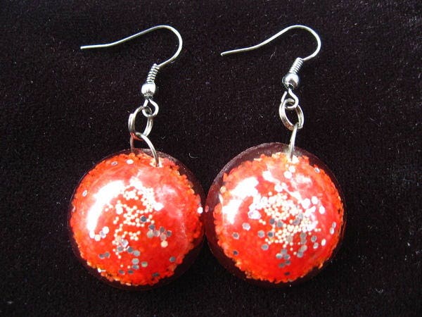 Unisex-Cabochon-Ohrringe Mit Silbernem Glitzer Auf Rotem Harzhintergrund Schläferstützen Einem Durchmesser Von 25 Mm von LesBijouxDesZotonis