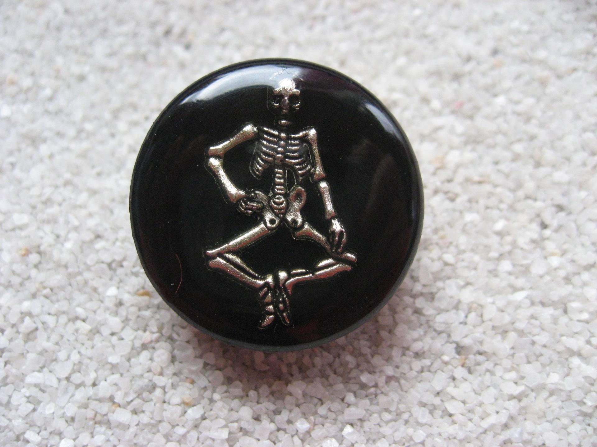 Unisex Creations Verstellbarer Ring, Steampunk-Ohrringe, Silbernes Skelett Auf Schwarzem Harz-Hintergrund, Durchmesser 25 Mm von LesBijouxDesZotonis