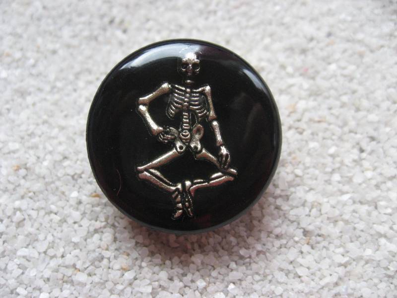 Unisex Creations Verstellbarer Ring, Steampunk-Ohrringe, Silbernes Skelett Auf Schwarzem Harz-Hintergrund, Durchmesser 25 Mm von LesBijouxDesZotonis