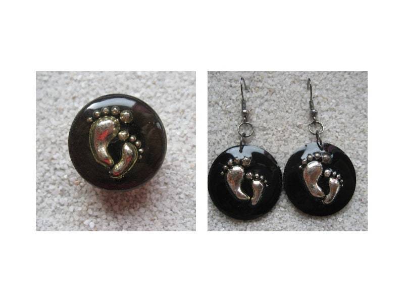 Unisex-Fantasieschmuck Für Kleine Zehen Auf Schwarzem Hintergrund Aus Harz, Durchmesser 25 Mm, Einzigartige Kreation von LesBijouxDesZotonis