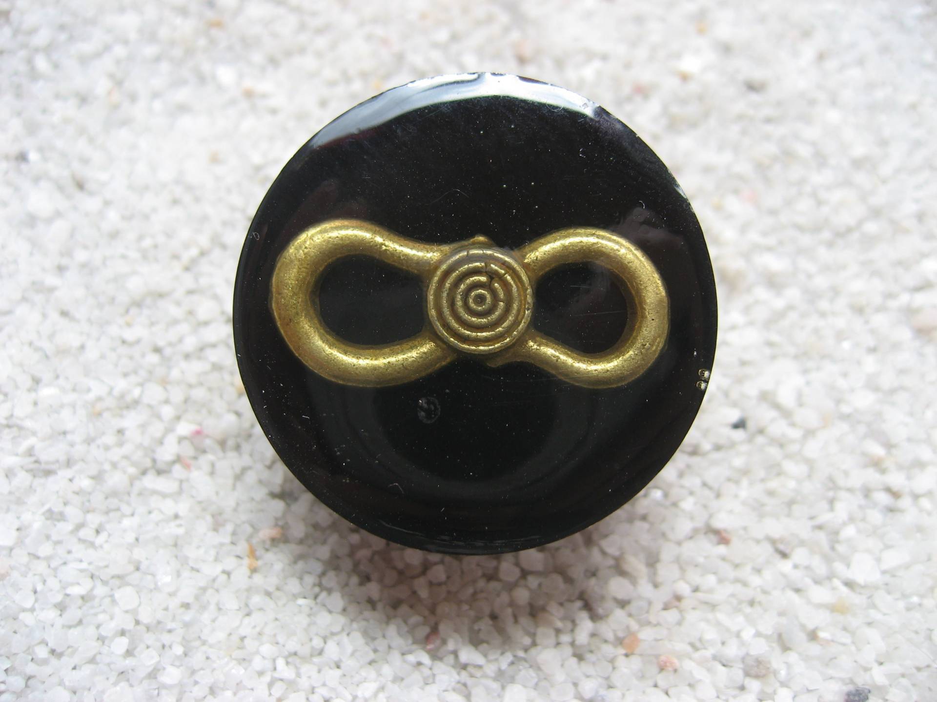 Verstellbarer Unisex-Ring, Unendlichkeitsanhänger Aus Bronze Auf Schwarzem Harzhintergrund, Durchmesser 25 Mm, Einzigartige Kreation von LesBijouxDesZotonis