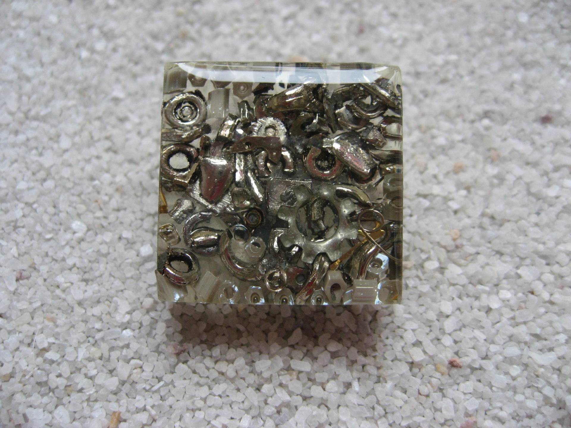 Verstellbarer Unisex-Ring Aus Recycelten Materialien Auf Transparentem Harzhintergrund, Zwei Größen, Einzigartige Kreation von LesBijouxDesZotonis