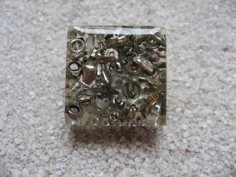 Verstellbarer Unisex-Ring Aus Recycelten Materialien Auf Transparentem Harzhintergrund, Zwei Größen, Einzigartige Kreation von LesBijouxDesZotonis