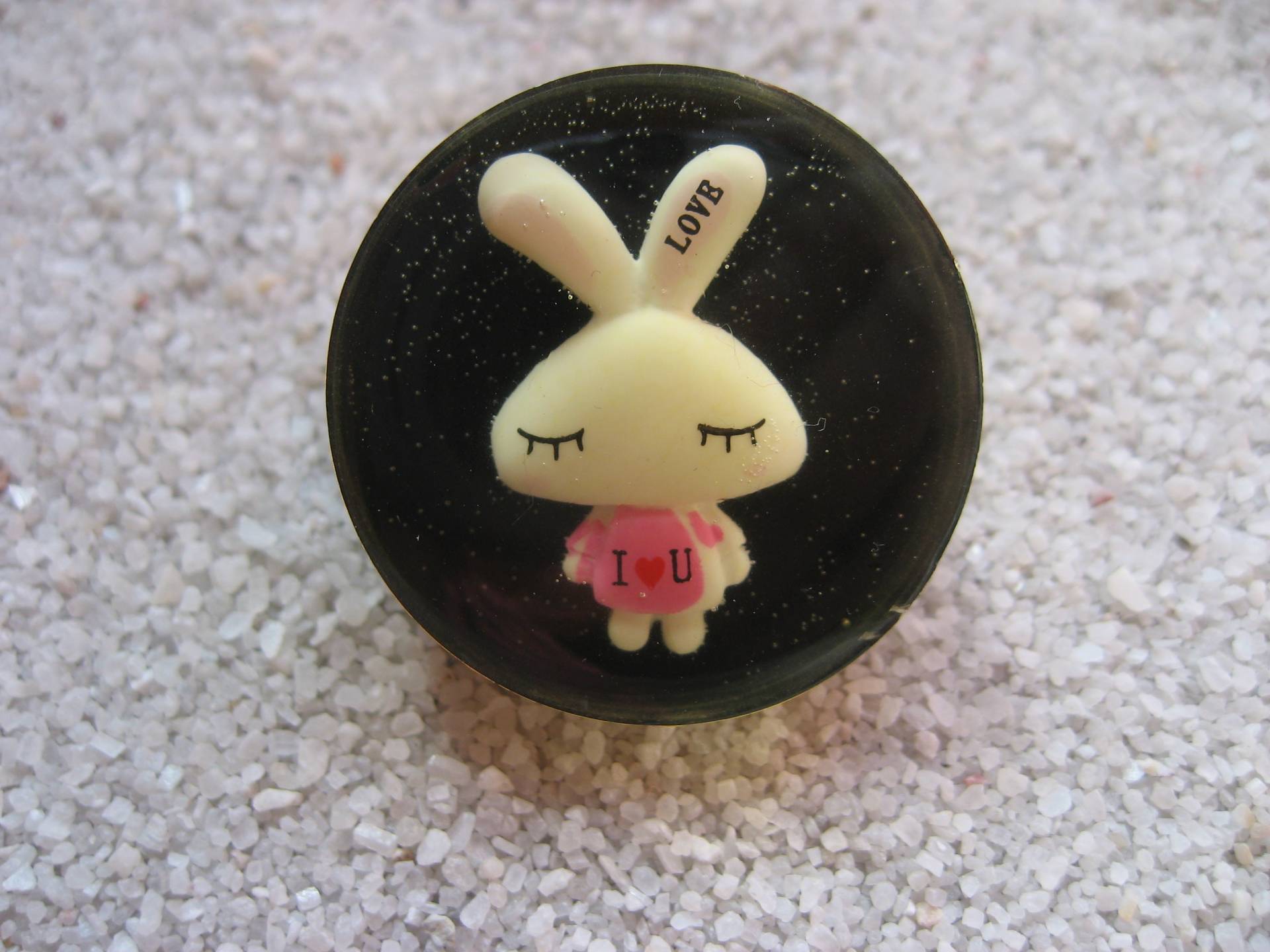 Verstellbarer Unisex-Ring Kaninchen Ich Liebe Dich Auf Schwarzem Hintergrund Aus Harz Durchmesser 25 Mm Einzigartige Kreation von LesBijouxDesZotonis