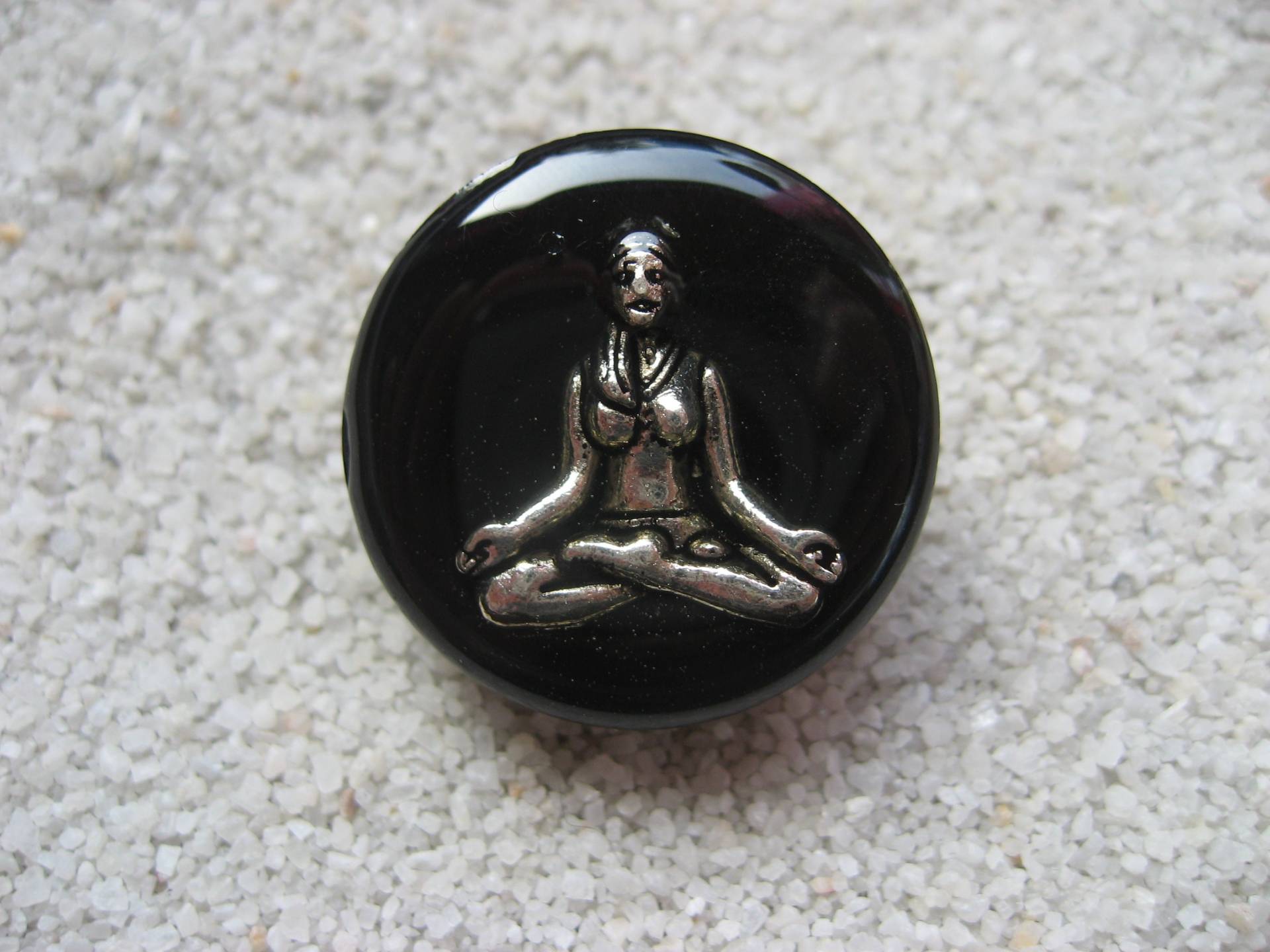 Verstellbarer Unisex-Ring Mit Rundem Silbernen Cabochon, Yoga-Ring Auf Schwarzem Harzhintergrund, 25 Mm Durchmesser, Einzigartige Kreation von LesBijouxDesZotonis