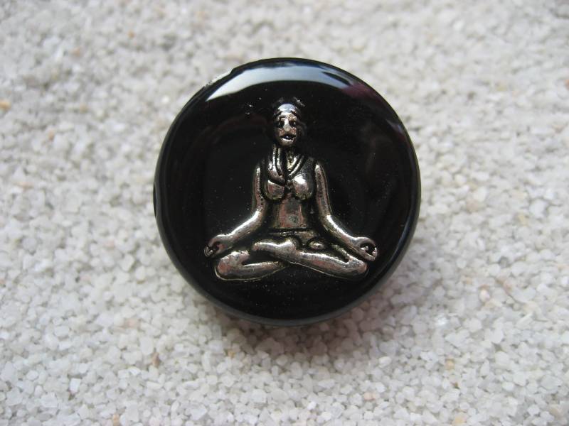 Verstellbarer Unisex-Ring Mit Rundem Silbernen Cabochon, Yoga-Ring Auf Schwarzem Harzhintergrund, 25 Mm Durchmesser, Einzigartige Kreation von LesBijouxDesZotonis
