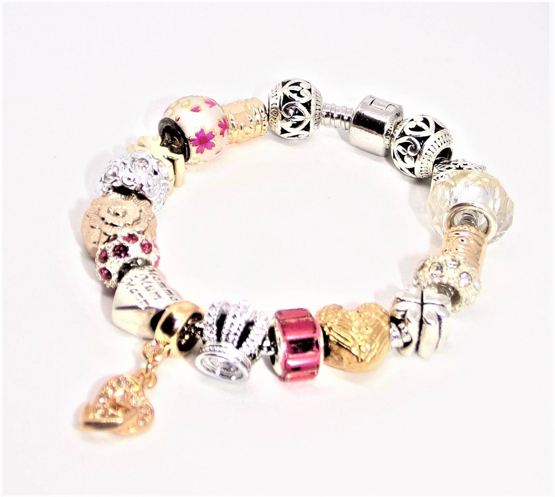 Armband Mit Silbernen Und Goldenen Anhängern Im „Pandora-stil" Armband Mit Silbernen Und Goldenen Anhängern Im „Pandora-stil" von LesBijouxdAnastasie