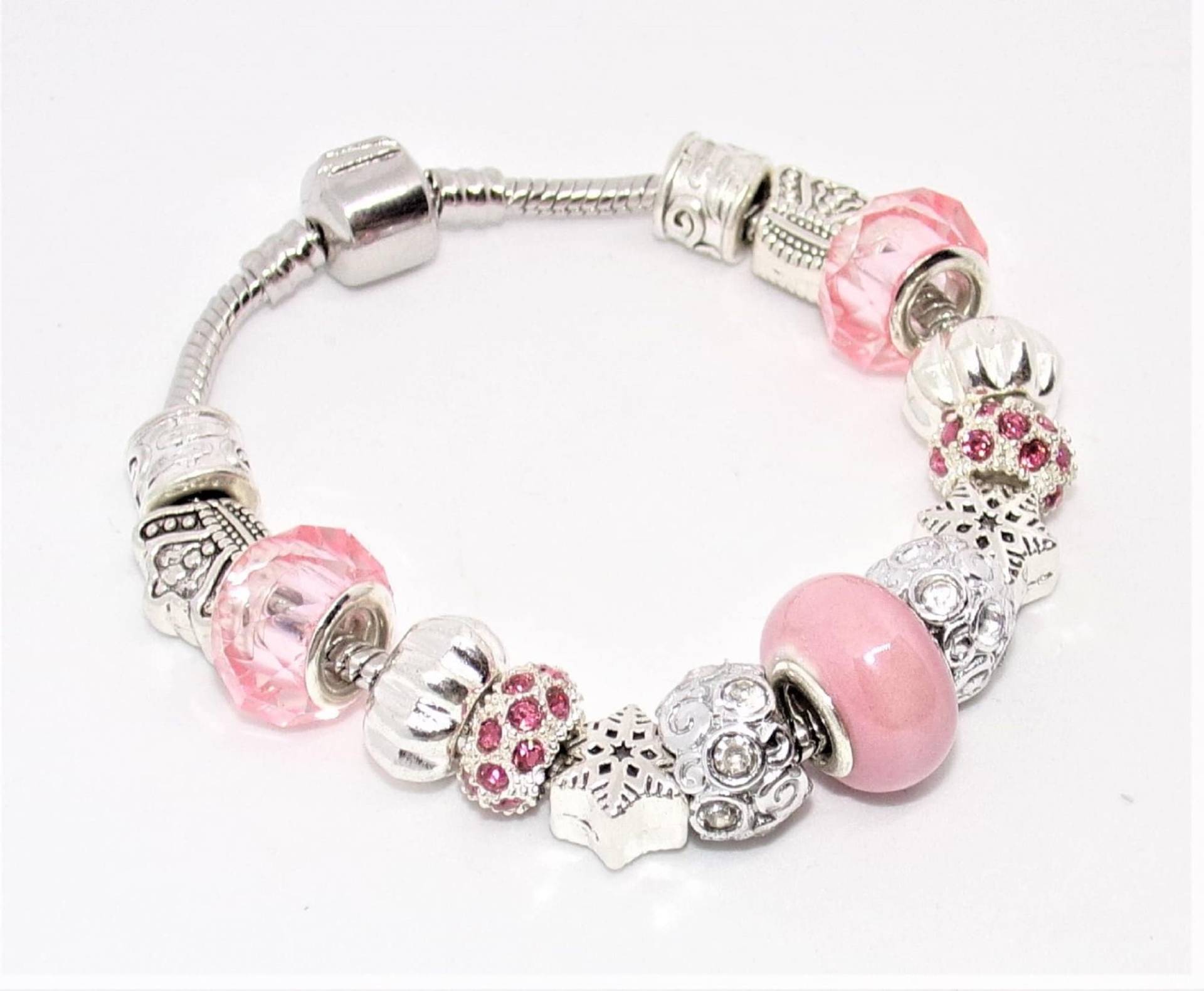 Armband Mit Silbernen Und Rosa Pandora Style Charms Armband Mit Silbernen Und Rosa Pandora Style Charms von LesBijouxdAnastasie