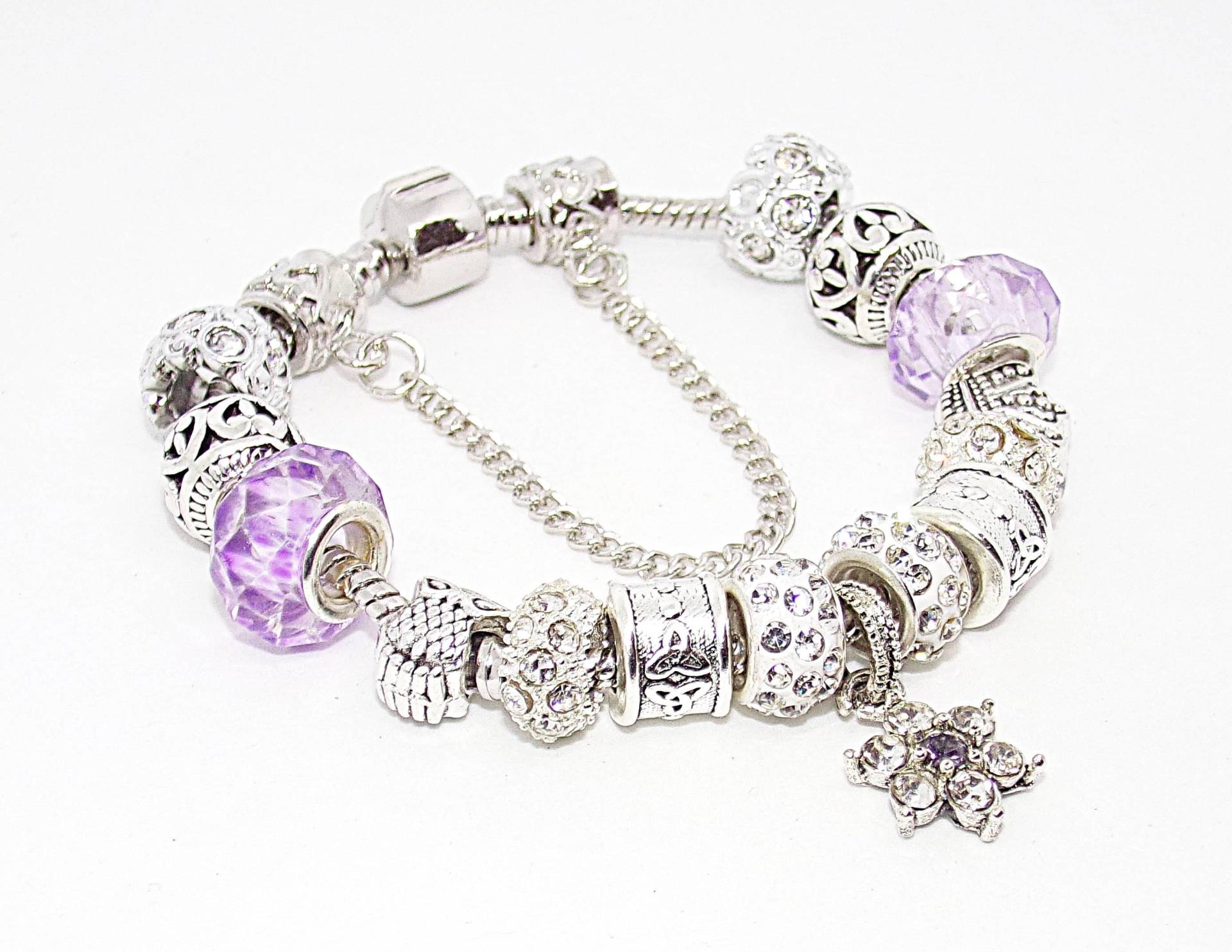 Armband Mit Silbernen Und Violetten Anhängern Im „Pandora-stil" Armband Mit Silbernen Und Violetten Anhängern Im „Pandora-stil" von LesBijouxdAnastasie
