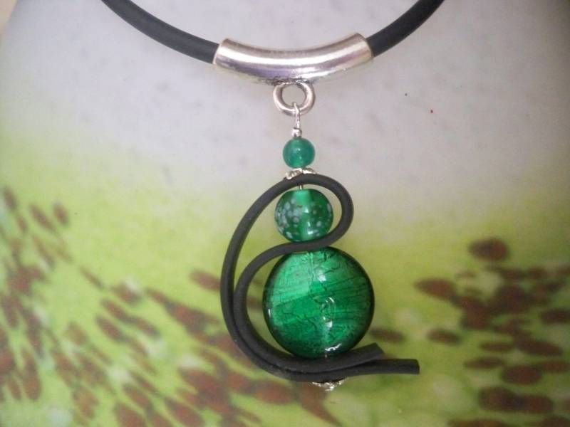 Moderne Und Originelle Halskette Aus Weichem Schwarzem Seil Buna Grünen Glasperlen Bronzefarbenem Metallverbinder von LesBijouxdElfie