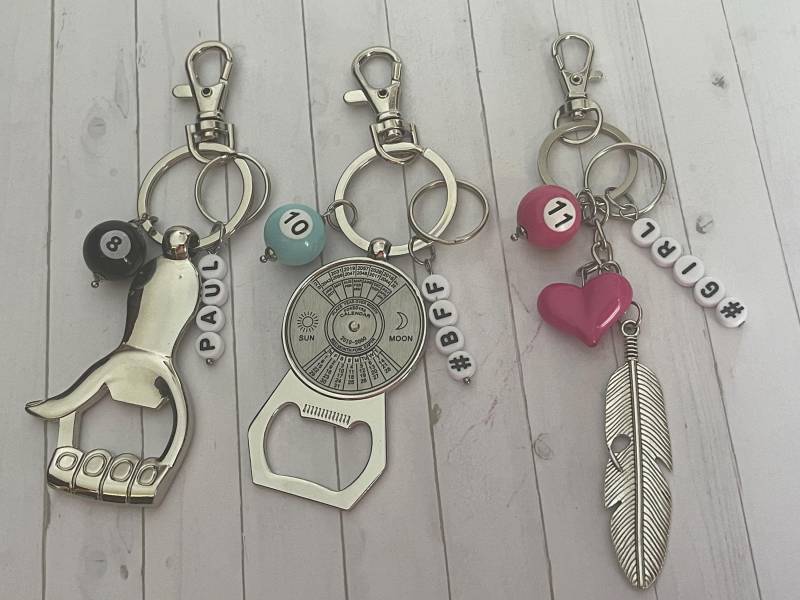 Schlüsselanhänger Mit Billardkugel Und Feder Oder Flaschenöffner, Ewiger Kalender Daumen Personalisierte Gitarre | Kc405-Kc406-Kc407-Kc408 Schlüsselanhänger Mit Billardkugel Und Feder Oder Flaschenöffner, Ewiger Kalender Daumen Personalisierte Gitarre | Kc405-Kc406-Kc407-Kc408 von LesBijouxdElise