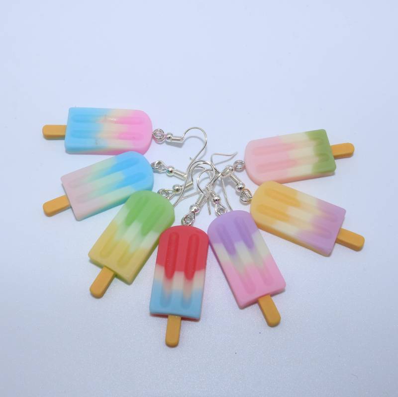 Bunte Und Sommerliche Handgefertigte Ohrringe Mit Dreifarbigem Harzanhänger in Form Von Eisstielen, Eskimos Bunte Und Sommerliche Handgefertigte Ohrringe Mit Dreifarbigem Harzanhänger in Form Von Eisstielen, Eskimos von LesBricoles08