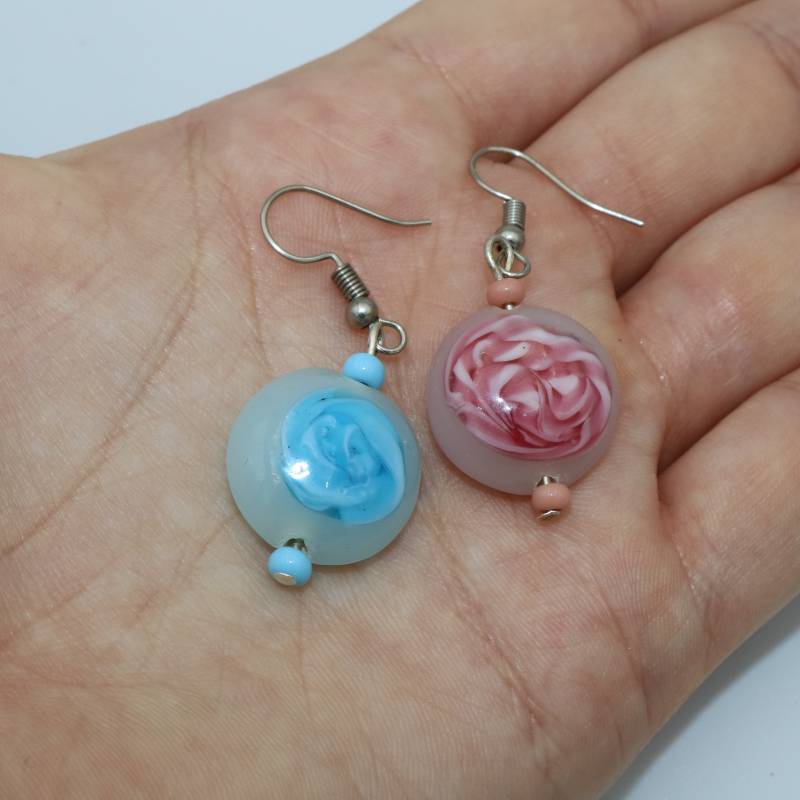 Handgefertigte Ohrringe Mit Cremefarbenen Glasperlen Bunten Mustern in Blau Oder Rosa Weißen Akzenten von LesBricoles08