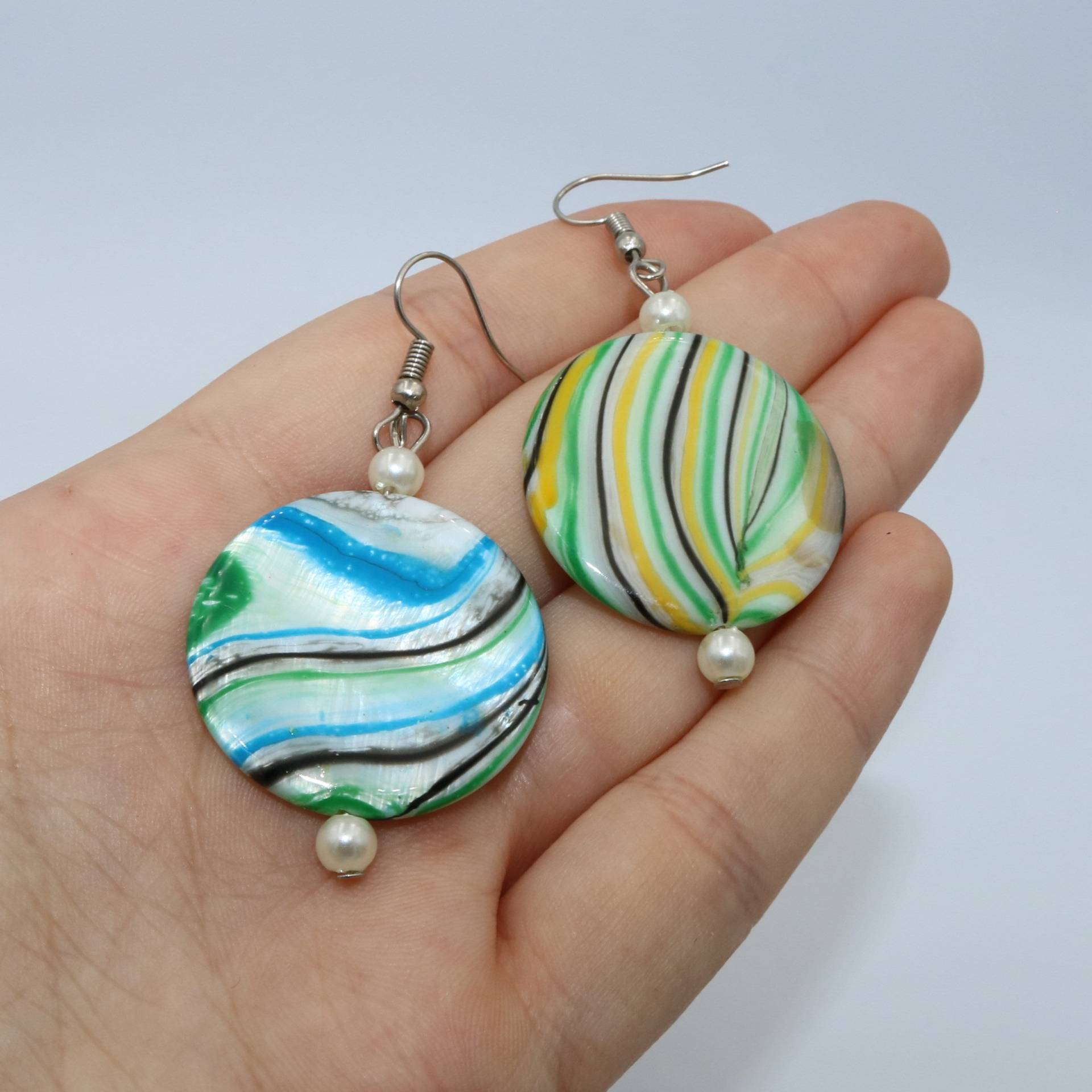 Handgefertigte Ohrringe Mit Flachen Perlmuttperlen Bunten Mustern Und Weißen Perlen von LesBricoles08