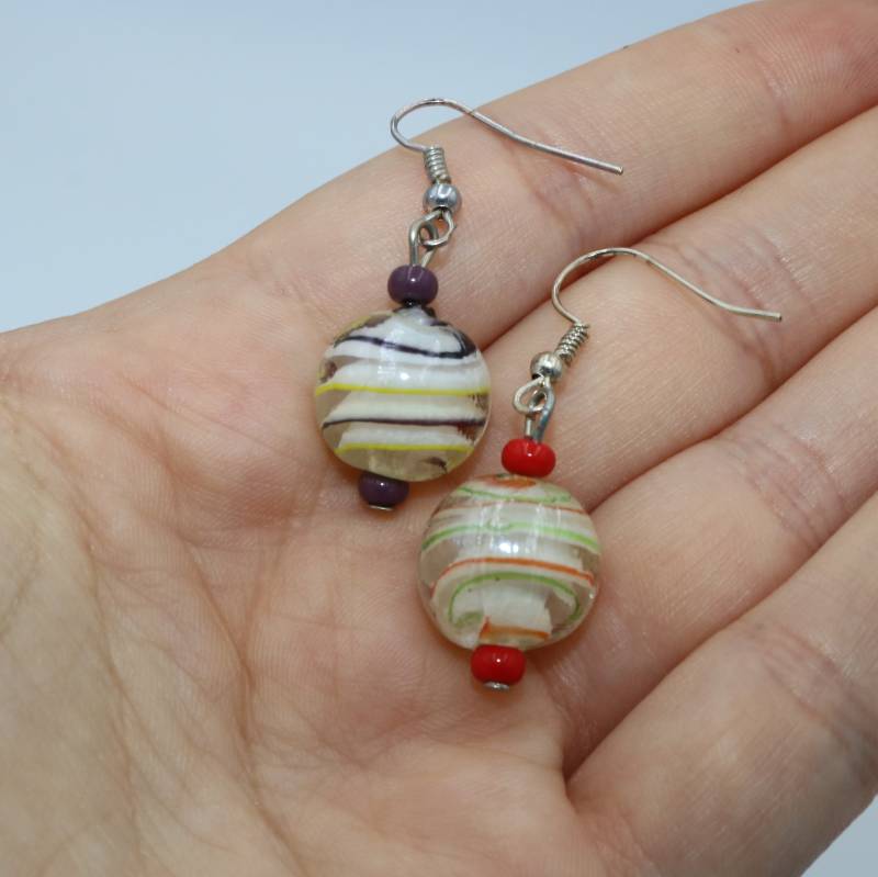 Handgefertigte Ohrringe Mit Transparenter Runder Glasperle Einer Zweifarbigen Spirale in Lila Und Gelb Oder Rot Grün von LesBricoles08