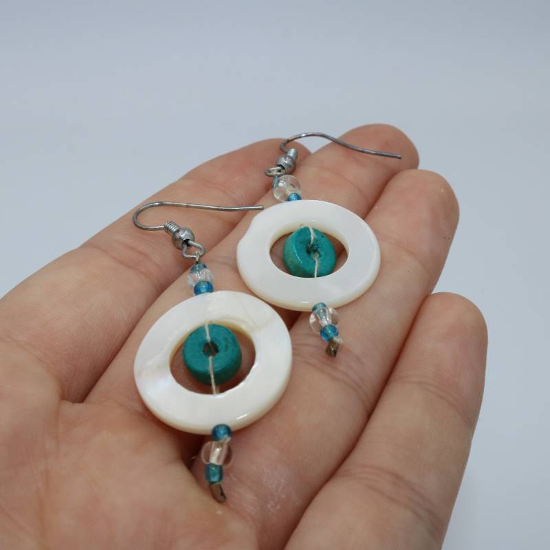 Handgefertigte Ohrringe Mit Weißem Perlmuttring, Kleinen Transparenten Perlen in Türkis Und Weiß von LesBricoles08