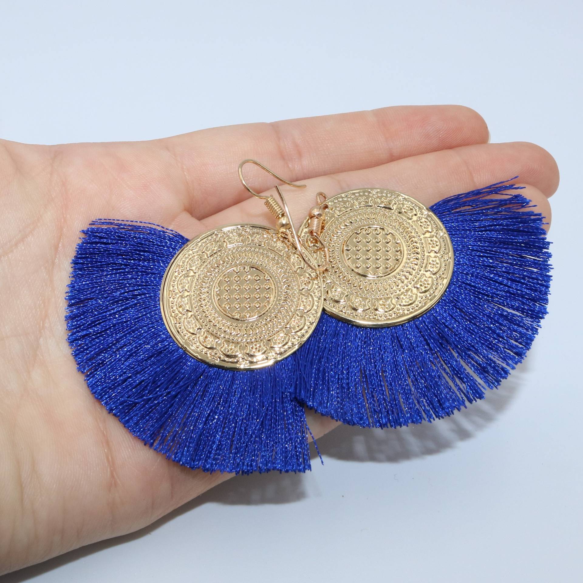 Schlichte Und Elegante Handgefertigte Ohrringe Aus Goldenen Anhängern Mit Dunkelblauen Polyesterfransen von LesBricoles08