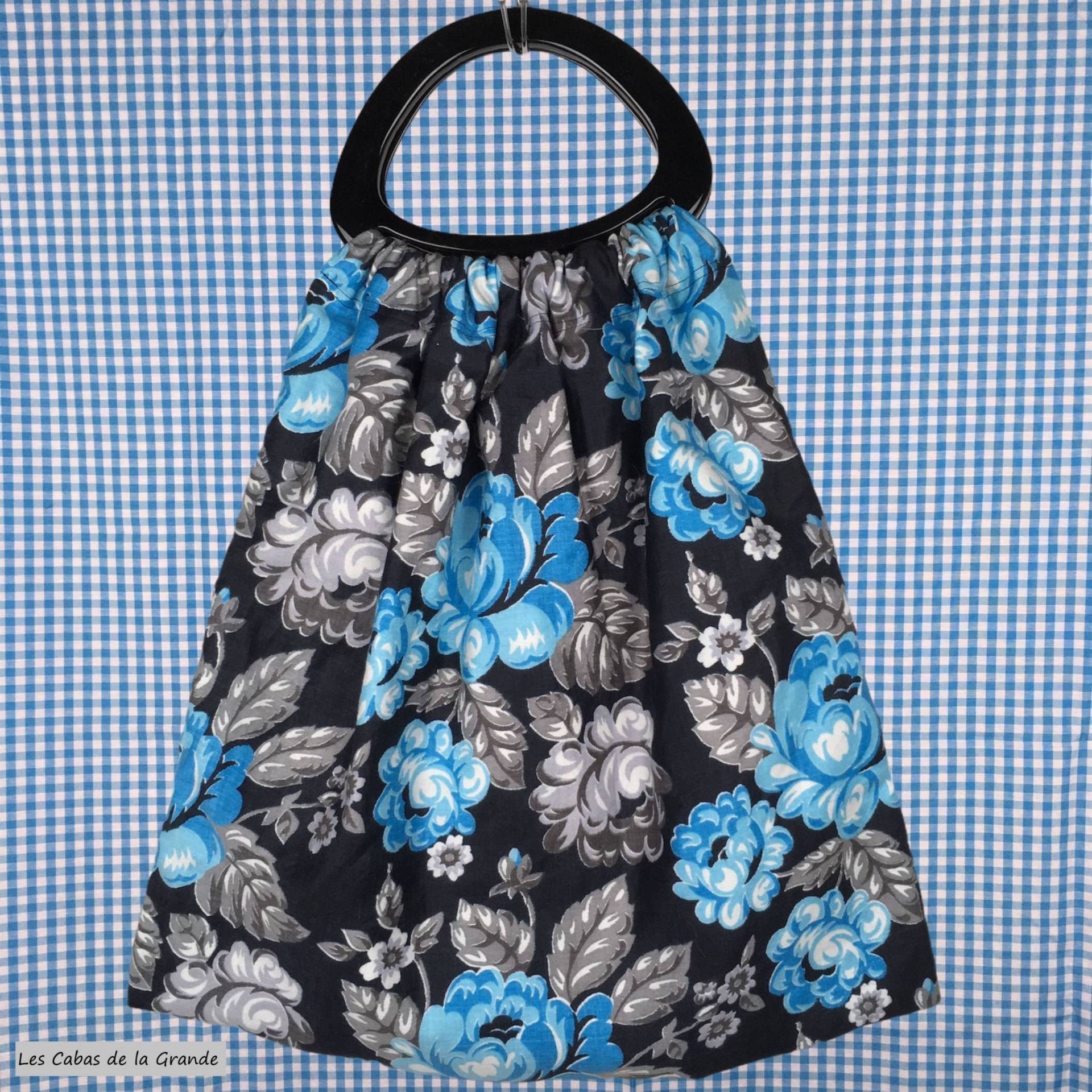 Wende-Tragetasche Für Damen Mit Futter, Vintage-Baumwoll-Satin-Canvas Aus Den 1960Er Jahren, Blaue Und Graue Blumenrosen Auf Schwarzem Hintergrund Wende-Tragetasche Für Damen Mit Futter, Vintage-Baumwoll-Satin-Canvas Aus Den 1960Er Jahren, Blaue Und Graue Blumenrosen Auf Schwarzem Hintergrund von LesCabasdelaGrande