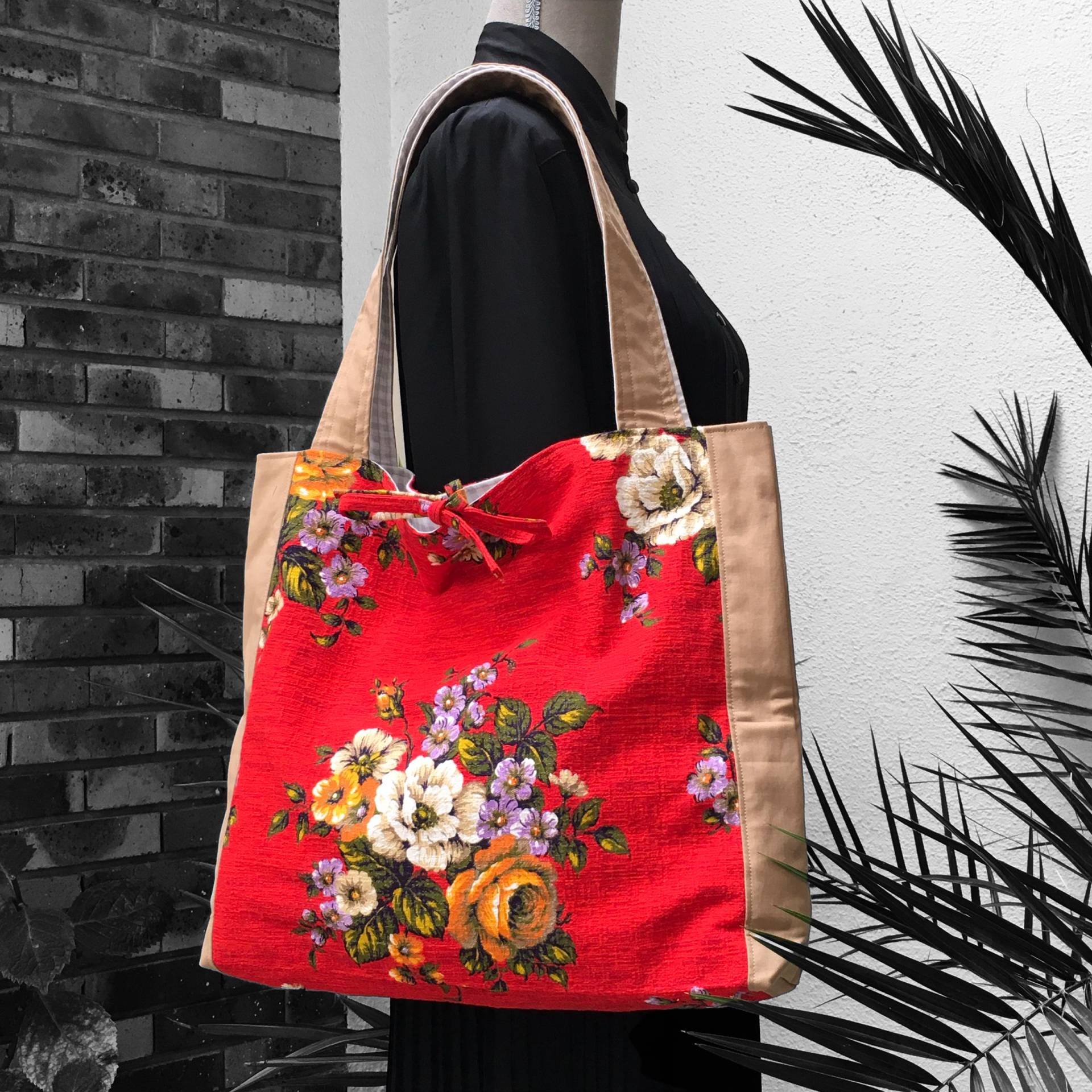 xl-Wende-Tragetasche Mit Futter Für Damen Aus Vintage-Canvas Im Stil Der 1940Er - Und 1950Er-Jahre, Bedruckt Lila, Weißen Orangefarbenen Blumen Auf xl-Wende-Tragetasche Mit Futter Für Damen Aus Vintage-Canvas Im Stil Der 1940Er - Und 1950Er-Jahre, Bedruckt Lila, Weißen Orangefarbenen Blumen Auf von LesCabasdelaGrande