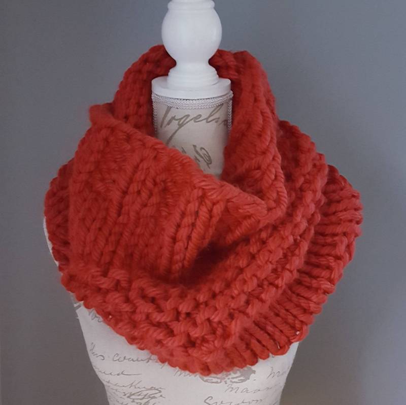 Cowl Schal Winterschal Halswärmer Ewigkeitsschal Für Frauen Geschenk Sie Handgestrickt Sehr Weicher Großes Garn Große Maschen von LesCreationsManon