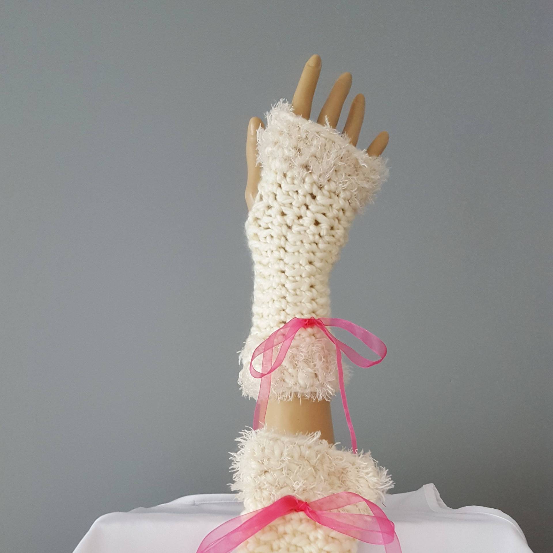 Fingerlose Handschuhe Kunstfell Und Band Handarbeit Gehäkelte Handgelenksbezüge Fäustlinge Winter Armwärmer von LesCreationsManon