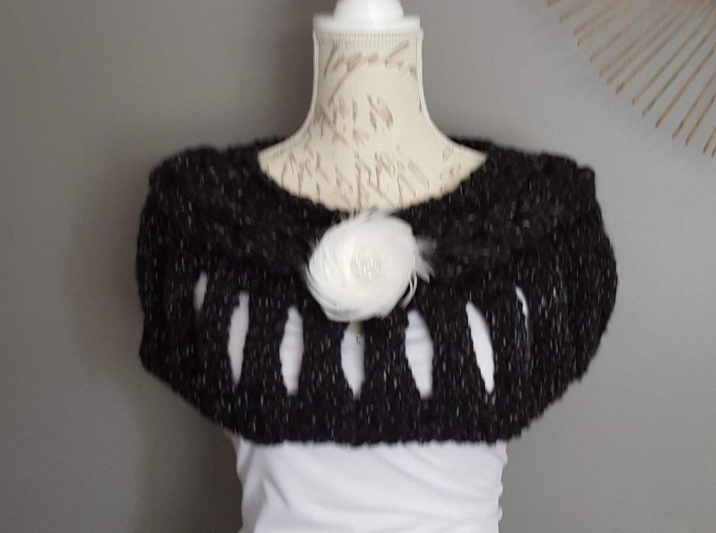 Gestricktes Schultertuch Capelet Handgefertigt Für Frauen Geschenk Sie Schöne Schulterdecke Mit Brosche 801401 von LesCreationsManon