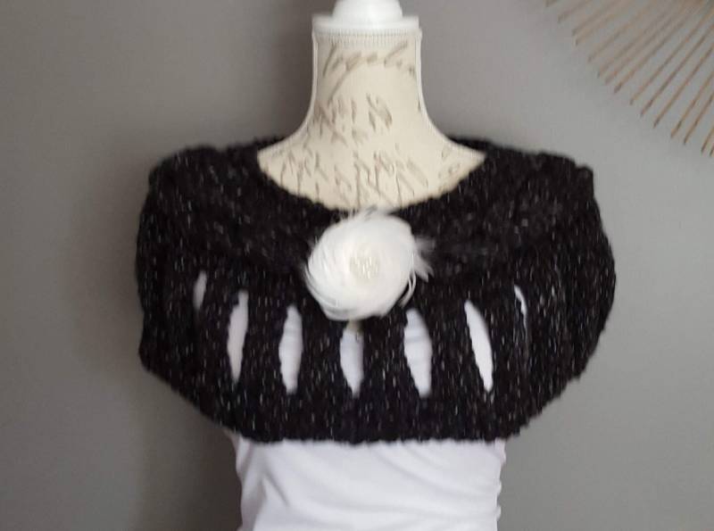 Gestricktes Schultertuch Capelet Handgefertigt Für Frauen Geschenk Sie Schöne Schulterdecke Mit Brosche 801401 von LesCreationsManon