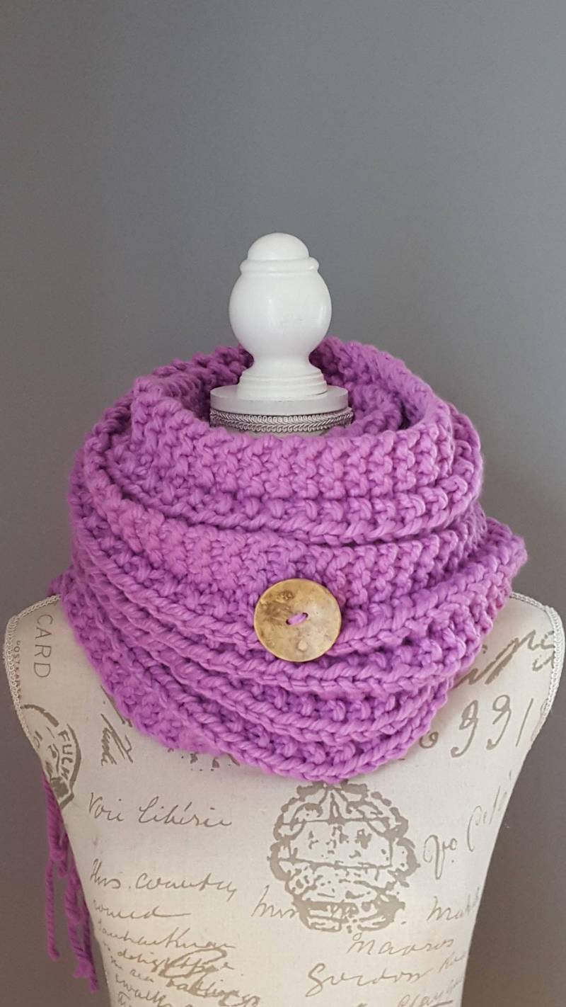 Langer Fransenschal Für Sie Und Abnehmbarer Holzknopf Rosa Handgefertigt Geschenkidee Großer Schal Sehr von LesCreationsManon