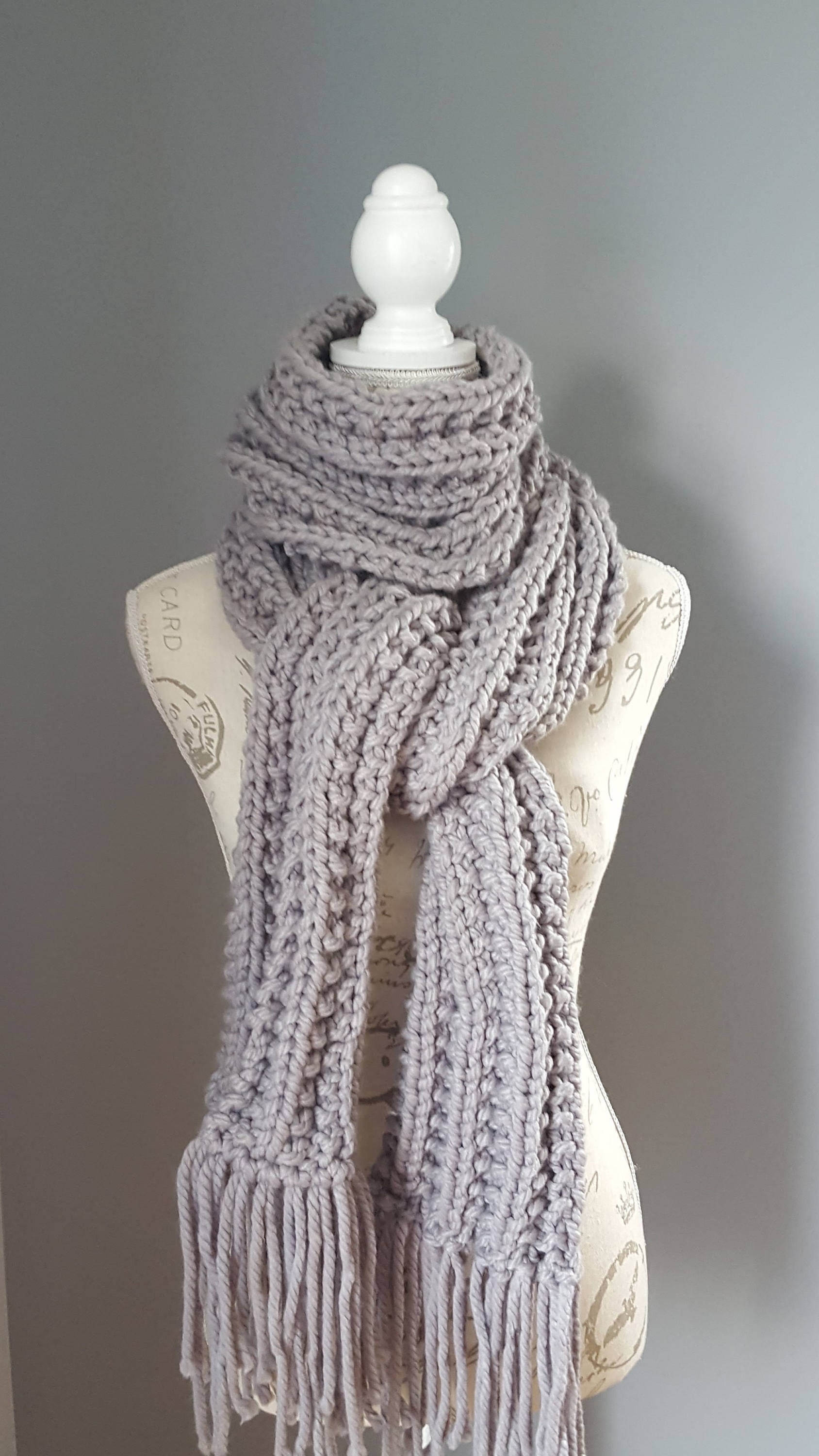 Langer Grauer Schal Mit Fransen Für Sie Und Abnehmbarem Holzknopf Handgefertigt Geschenkidee Großer Sehr von LesCreationsManon