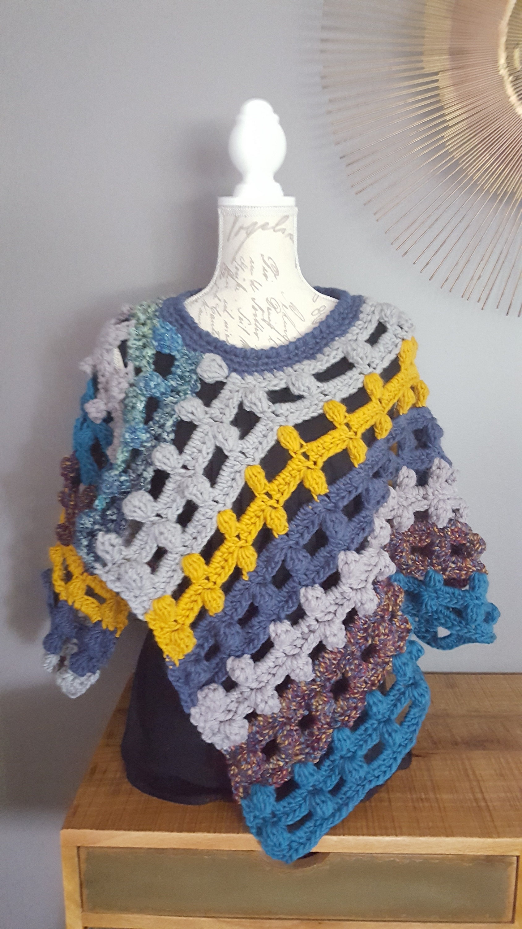 Mehrfarbiger Häkelschal, Schulterbedeckung, Indoor-Pocho, Handgefertigt, Häkelgeschenk Für Sie, Waldgrün, Senfblau, Grau 802602 von LesCreationsManon