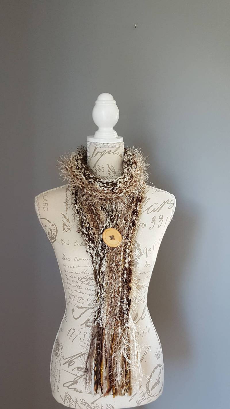 Schal Langer Neure Handgefertigt Für Sie Geschenkidee Sehr Gestrickte Holzknopfbrosche von LesCreationsManon