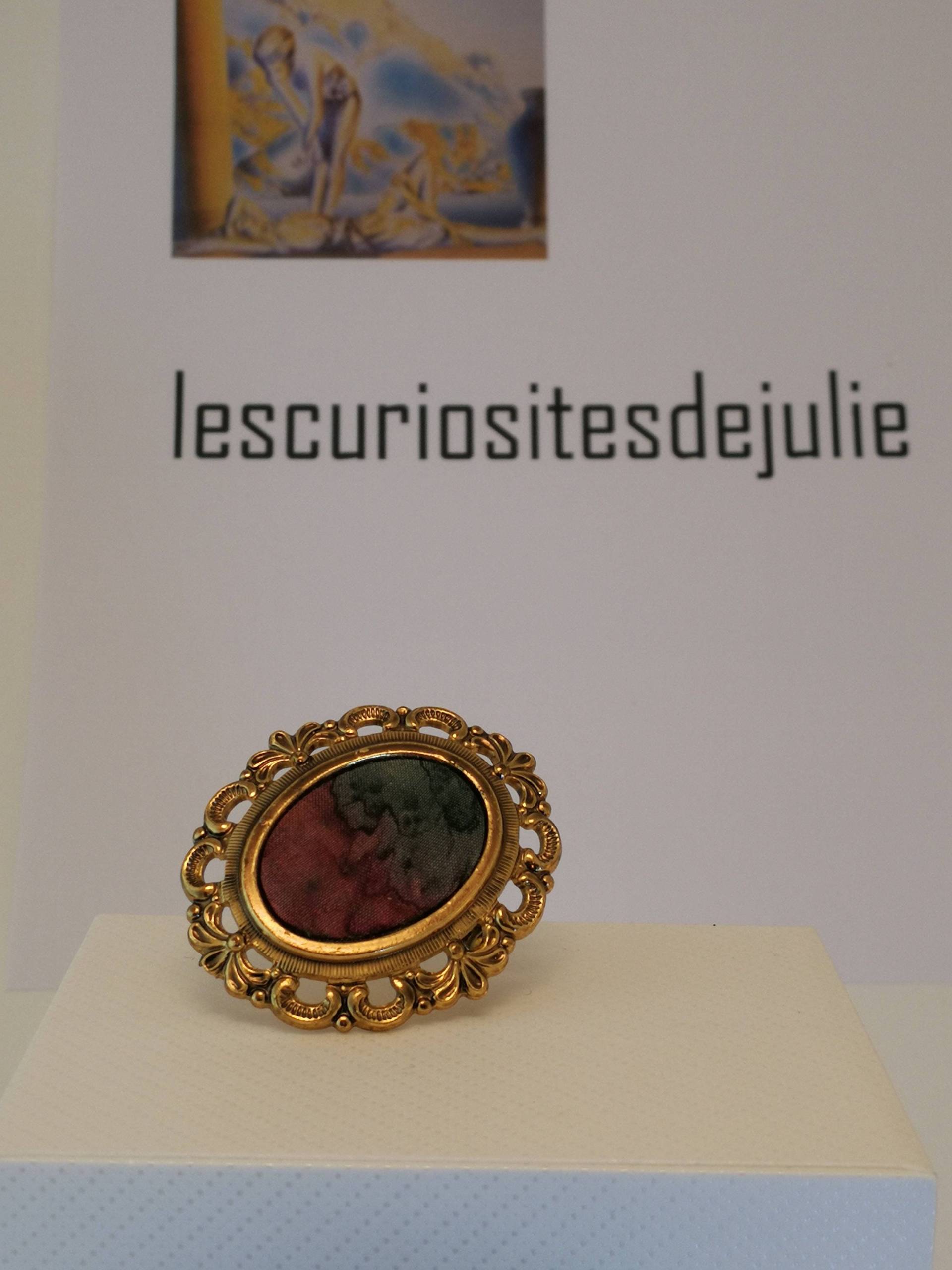 Handbemalte Cabochon-Brosche Aus Metall Und Seide/Valentinstag Schalbrosche Vintage-Brosche von LesCuriositesDeJulie