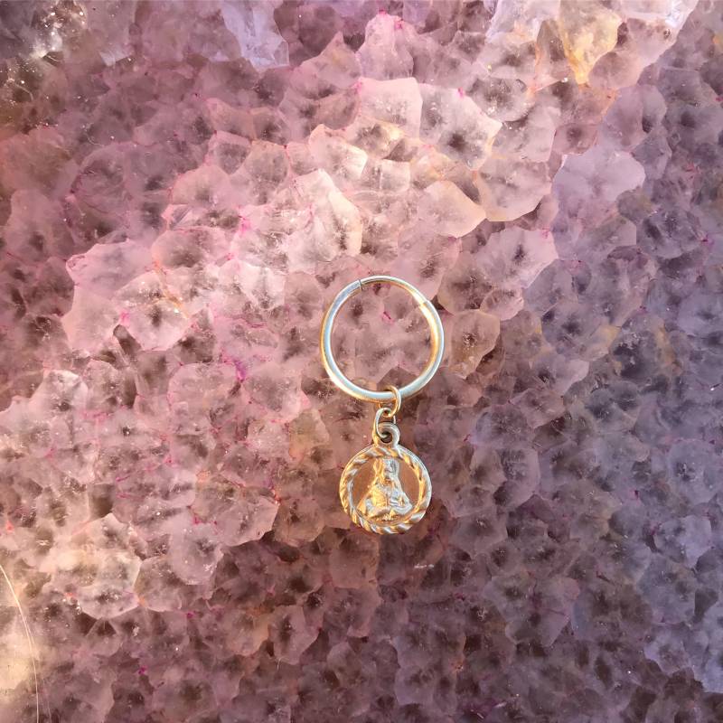 Religiöser Scheiben-Creolen-Ohrring - 14 Karat Gold Gefüllt Goldener Glaube-Ohrring Kleiner Gold-Creolen-Ohrring Mit Anhänger Einzelner Ohrring von LesDeuxjewelry