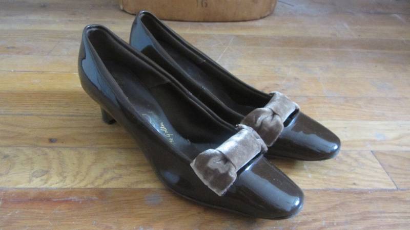 1960Er Jahre Schokobraune Kitten Bow Heels in Lacklederoptik von LesFemmesVintageNYC