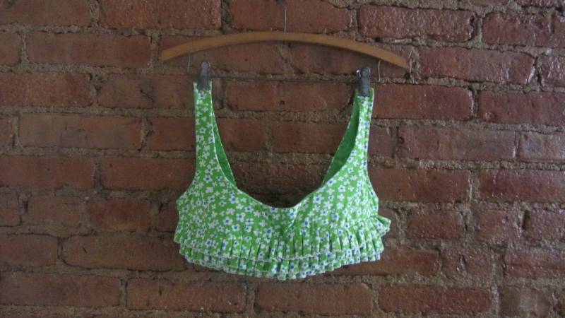 1960Er Lindgrünes Blumen Rüschen Sonnen Top | 60Er Jahre Mid Century Mod Gidget von LesFemmesVintageNYC