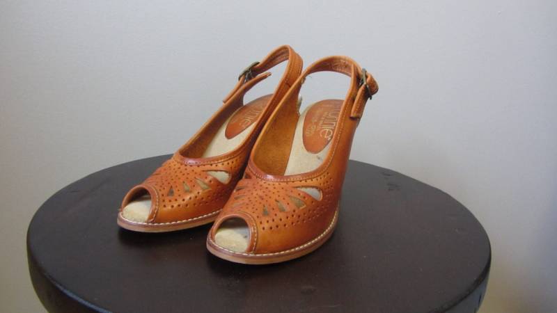 1970Er Jahre Cognac Leder Peeptoe Keilsandalen | 70Er Boho Hippie von LesFemmesVintageNYC