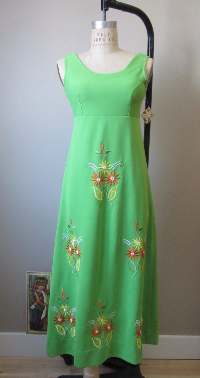 1970Er Jahre Floral Besticktes Grünes Maxikleid | 70Er Retro Groovy von LesFemmesVintageNYC