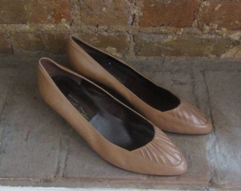 1980Er Hellbraune Leder Pumps | Deadstock | 80Er Jahre New Wave Minimalist Größe 6 von LesFemmesVintageNYC