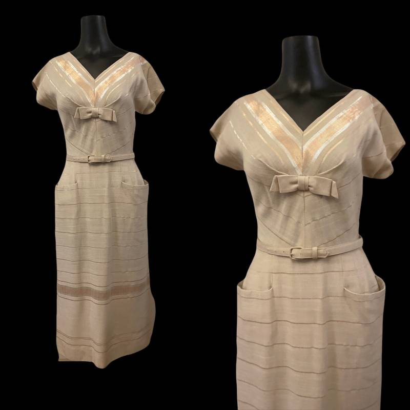 50Er Jahre Beige Wiggle Kleid Mid Century von LesFemmesVintageNYC