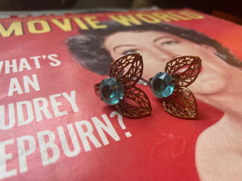 50Er Jahre Kupfer Filigrane Und Aqua Stein Ohrringe von LesFemmesVintageNYC