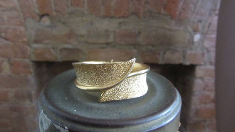 strukturiertes Goldenes Klemmarmband Von Crown Trifari Aus Den 1950Er Jahren von LesFemmesVintageNYC