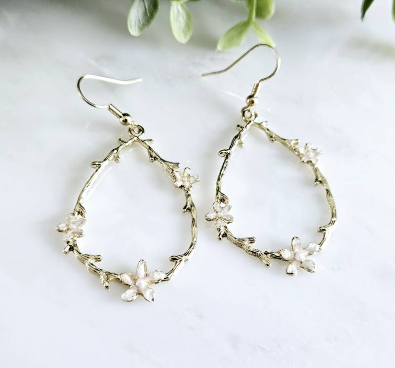 Dünne Große Gold Teardrop Blumen Ohrring Gehämmert Hoop Emaille Blume Kleine Perle Creolen Frau Schmuck Geschenk Dad Mom von LesFleurinesJewels