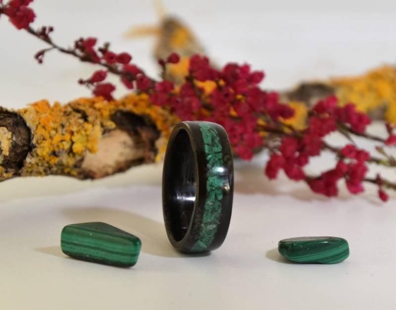 Ring Aus Holz Und Stein, Ehering, Holzring, Schmuck Malachit, Handgefertigter Schmuck, Hochzeit, Personalisierter Ebenholzring von LesLibellulesArt
