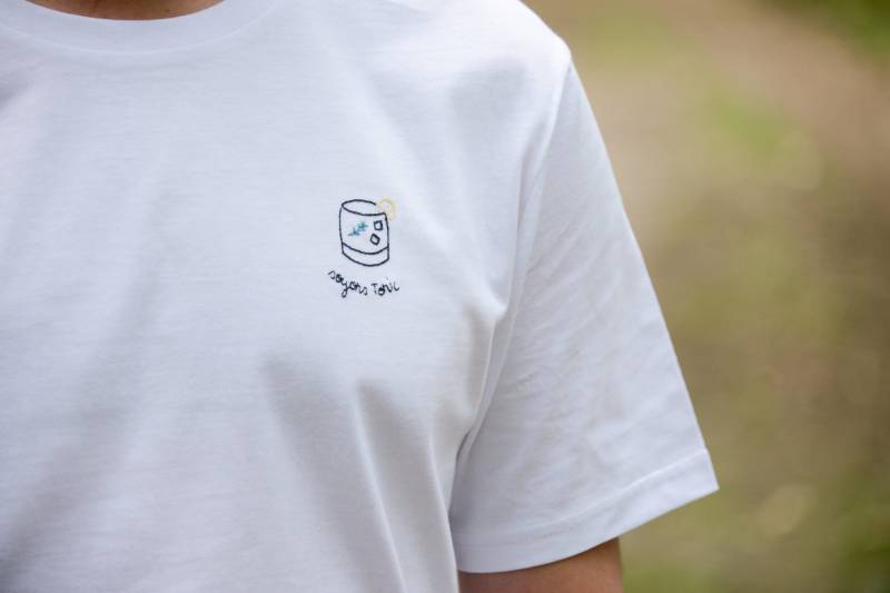 Gin Tonic Handbesticktes T-Shirt Gin Tonic Handbesticktes T-Shirt von LesMecaniquesDouces