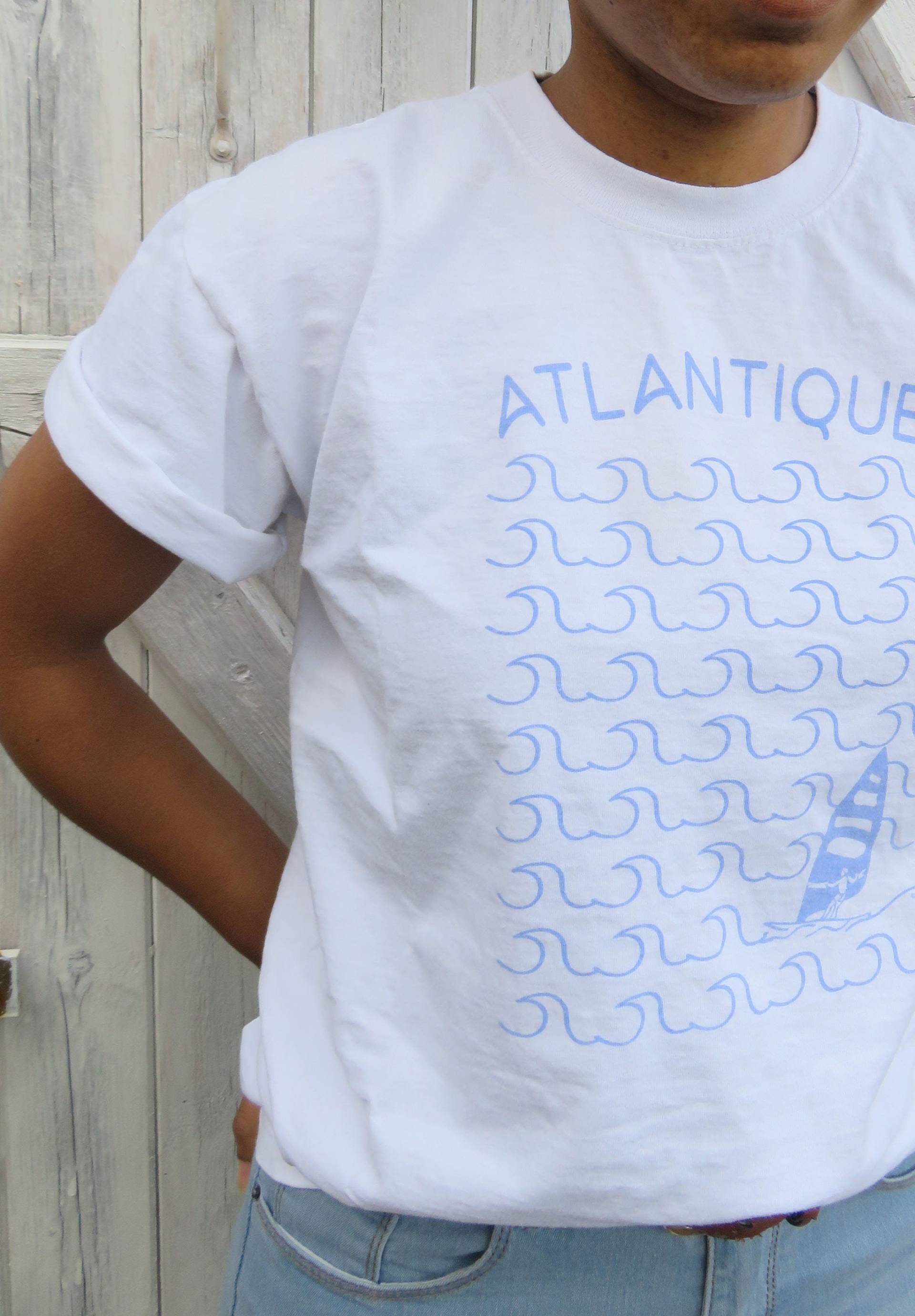 Weißes Unisex-Baumwoll-T-Shirt Mit Atlantischblauem Siebdruck Und Windsurfen Weißes Unisex-Baumwoll-T-Shirt Mit Atlantischblauem Siebdruck Und Windsurfen von LesMotsCyan