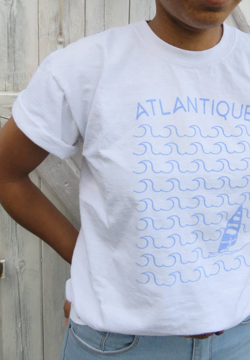 Weißes Unisex-Baumwoll-T-Shirt Mit Atlantischblauem Siebdruck Und Windsurfen Weißes Unisex-Baumwoll-T-Shirt Mit Atlantischblauem Siebdruck Und Windsurfen von LesMotsCyan