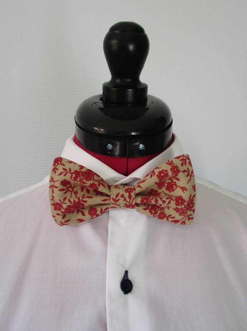 Verstellbare Fliege Mit Rosa Liberty-Print Verstellbare Fliege Mit Rosa Liberty-Print von LesNoeudsNoeuds